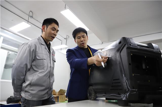 王永波和同事研讨产品的细节(1).jpg