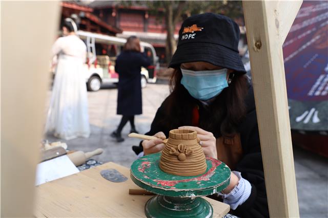 手艺人现场教学非遗技艺.jpg