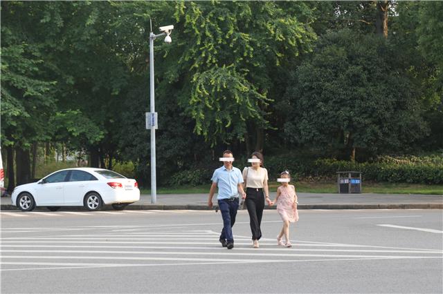 横穿马路(1).jpg