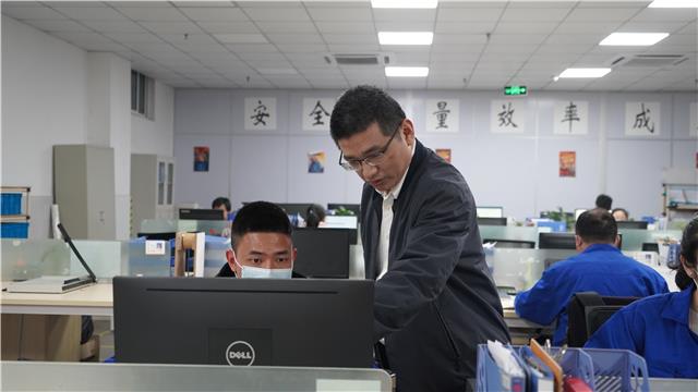 朱春海检查工作.jpg