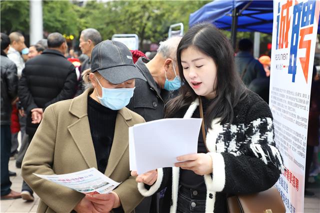 企业代表向市民介绍企业情况.jpg