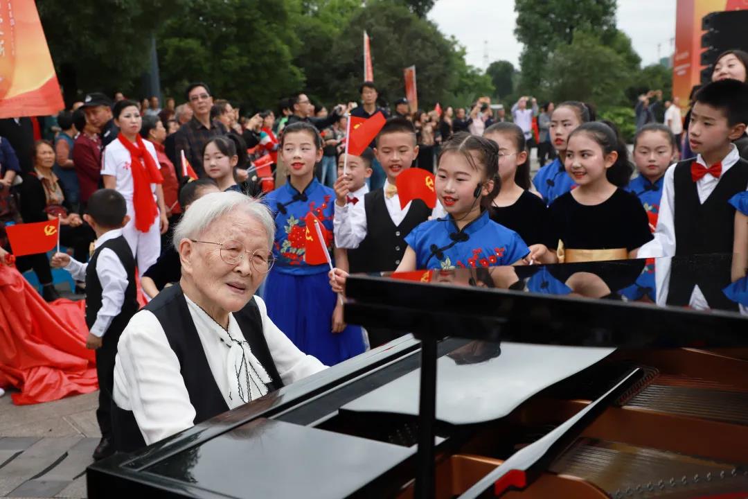 璧山云平小学退休音乐教师弹奏《唱支山歌给党听》.jpg