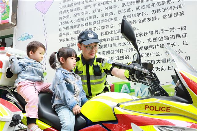 民警带着小朋友体验坐骑装备.jpg