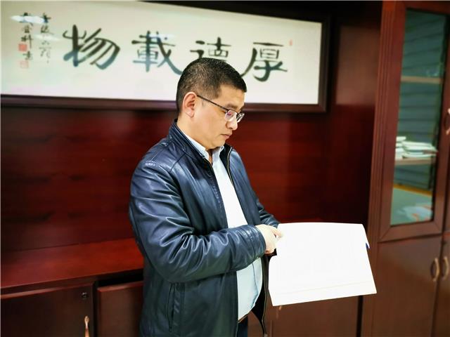 朱春海在办公室查阅资料。.jpg