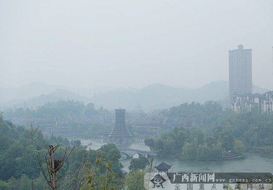 网媒记者走进璧山秀湖公园  烟雨朦胧美如画