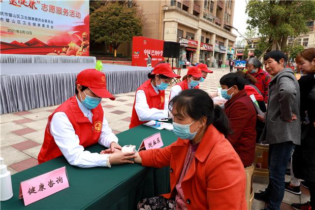 卫生健康系统志愿者为居民测量血压.jpg