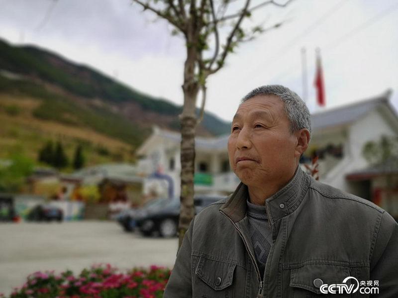 周文寿是二郎山上团结村村民，见证了二郎山近70年的变化。(何川/摄)