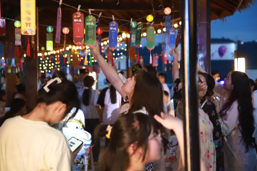游客正在游园会中猜灯谜