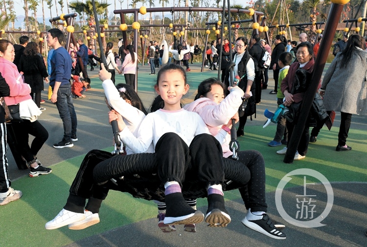 小朋友在秋千岛上荡秋千.jpg