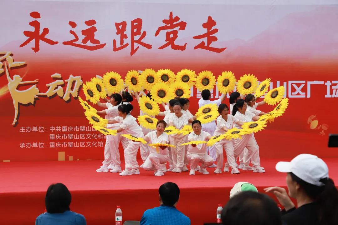 健龙镇玉林村健身队带来的广场舞展演节目《祖国你好》.jpg