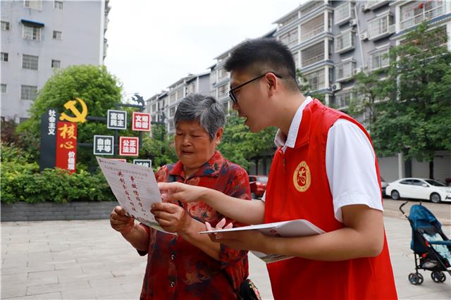 志愿者为市民游客发放“创文”宣传单_00003(1).jpg