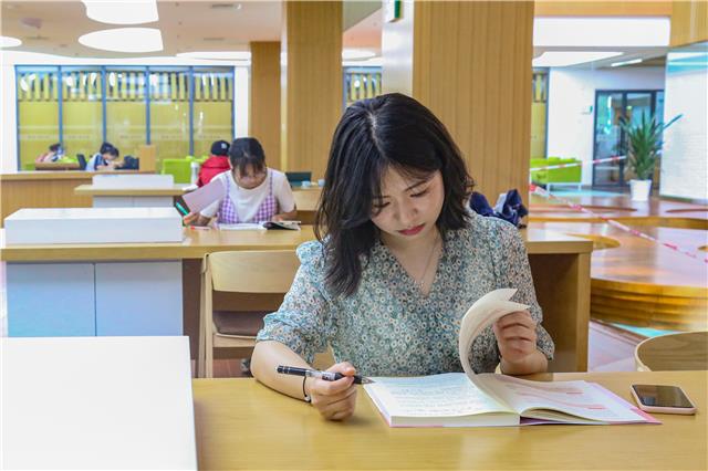 5月3日,市民在区图书馆内看书。(1).jpg