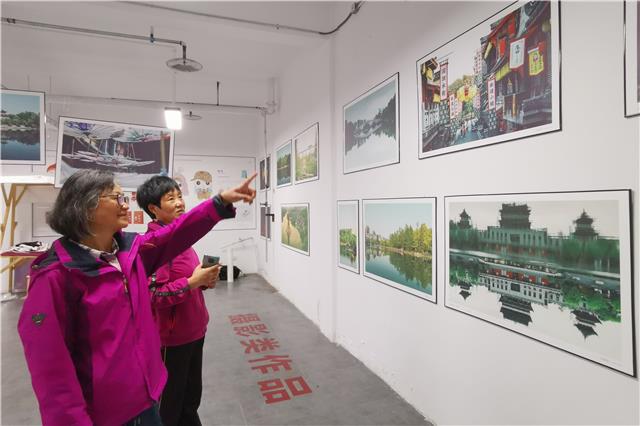 5月1日,秀湖非遗小镇,市民在参观摄影作品展。(1).jpg