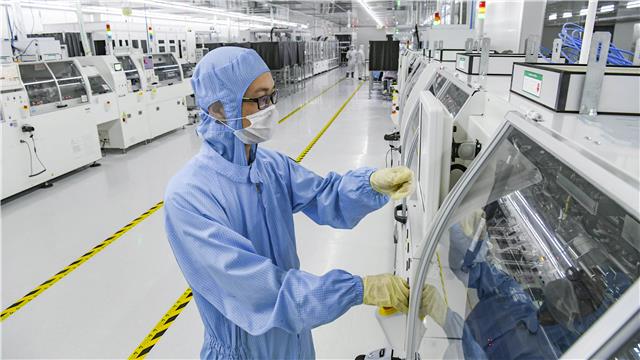 台冠科技公司的技术人员在生产线上忙碌.jpg