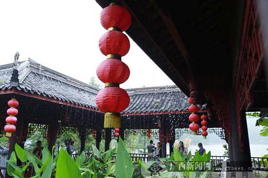 网媒记者走进璧山秀湖公园  烟雨朦胧美如画