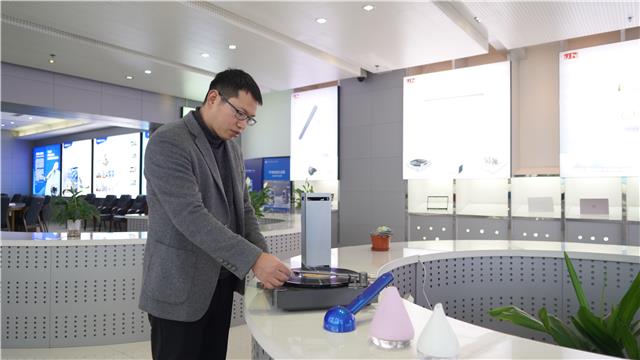 林小全在使用研发产品.jpg