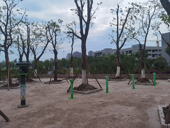 和泽家园社区8号岗外荒地新建的充电桩。和泽家园社区供图