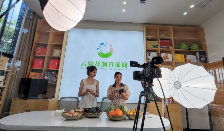 “直播达人”正在直播介绍农产品.jpg