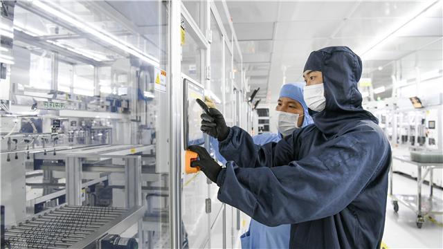 台冠公司,技术研发人员正在调试生产线。.jpg