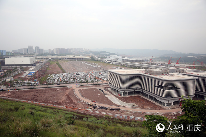 建设中的中新(重庆)多式联运示范基地。人民网 刘政宁摄
