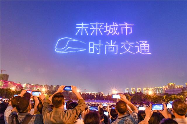 5月3日晚,人民广场,市民观看无人机秀。.jpg