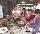七塘镇 代表进院落包粽子共迎端午节