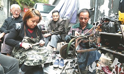 “修鞋夫妻”二十年坚守 诚信经营赢口碑