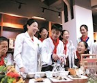 现场学包粽子 感受传统文化 20余组家庭参与品味端午节亲子活动