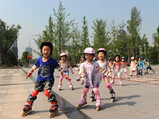 城市广场成了孩子们活动的好场所