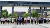 难得想起他